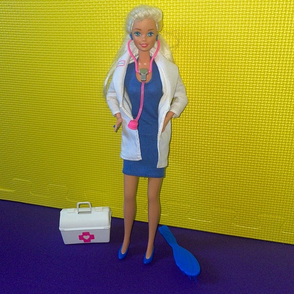 💙DR. Barbie 1995 with stethoscope , hear heartbeat❤️ - Picture 4 of 9